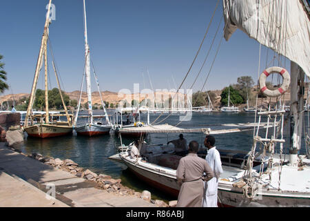 Felouques égyptiennes (bateaux) amarré sur le Nil à l'Old Cataract à Assouan, Egypte. Banque D'Images