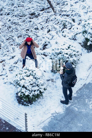 Ankara/Turkey-December 13 2018 : Vue aérienne d'un parc. Couple photo via téléphone cellulaire sous la neige dans un temps d'hiver Banque D'Images