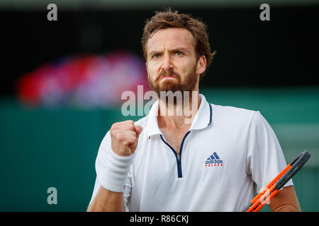 Ernests Gulbis de Lettonie en action pendant le tournoi de Wimbledon 2018 Banque D'Images