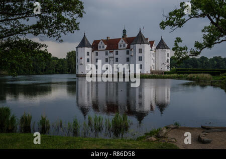 Château de Glücksburg est un château d'eau dans la ville de Flensburg, Allemagne. C'est l'un des plus importants châteaux Renaissance en Europe du nord. Banque D'Images