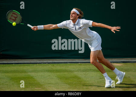 Stefanos Tsitsipas de Grèce en action pendant le tournoi de Wimbledon 2018 Banque D'Images
