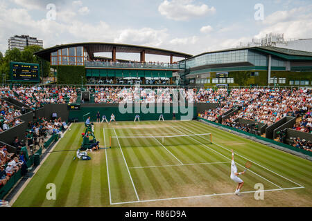 Vue générale de Stefanos Tsitsipas de Grèce et John Isner des USA en action pendant le tournoi de Wimbledon 2018 Banque D'Images