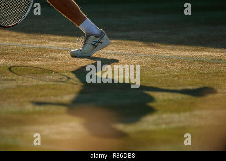 Tourné en couleur de l'ombre d'un joueur de jouer au tennis pendant le tournoi de Wimbledon 2018 Banque D'Images