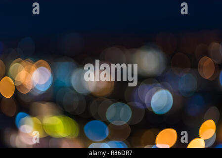 En forme de citron lumineux sur bokeh blue night city lights background Banque D'Images