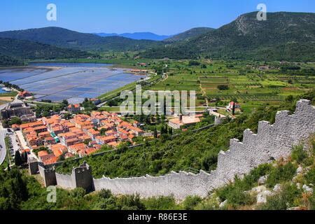 Vue de la ville de Ston et ses remparts défensifs, péninsule de Peljesac, Croatie. Ston est un fort de la République de Raguse Banque D'Images