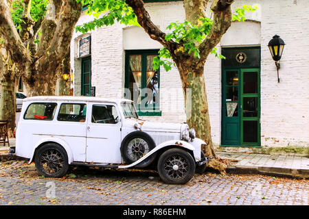 Classic vieille voiture garée dans quartier historique de Colonia del Sacramento, Uruguay. C'est l'une des plus anciennes villes de Uruguay Banque D'Images