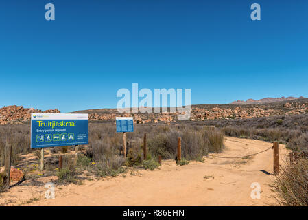 TRUITJIESKRAAL, AFRIQUE DU SUD, le 24 août 2018 : l'entrée de Truitjieskraal dans les montagnes Cederberg. Des panneaux d'informations sont visibles Banque D'Images