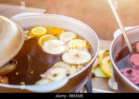 Vin chaud préparé en pot de fer au city street juste. Noël et nouvel an traditionnel verre d'alcool - vin chaud. Wc séparés avec un verre en ville, à l'hiver Banque D'Images