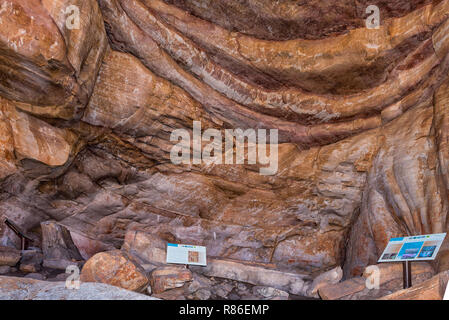 TRUITJIESKRAAL, AFRIQUE DU SUD, le 24 août 2018 : une grotte avec des panneaux d'information et peintures rupestres à Truitjieskraal dans les montagnes Cederberg du W Banque D'Images