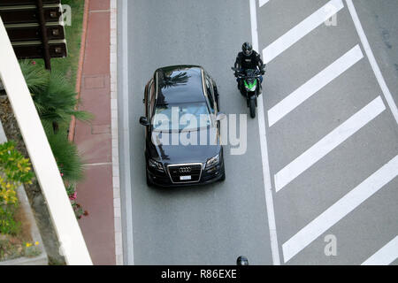 Monte-Carlo, Monaco - 5 octobre 2018 : Vue aérienne de la Audi Q7 Full-Size VUS multisegment de luxe (Vue de dessus) roulant sur le Boulevard du Larvotto à Monaco Banque D'Images