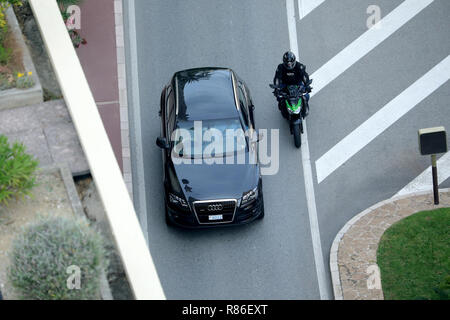 Monte-Carlo, Monaco - 5 octobre 2018 : Vue aérienne de la Audi Q7 Full-Size VUS multisegment de luxe (Vue de dessus) roulant sur le Boulevard du Larvotto à Monaco Banque D'Images