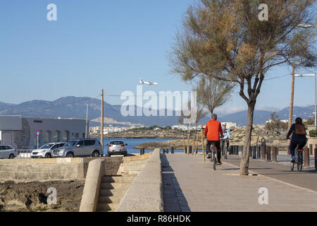 PALMA DE MAJORQUE, ESPAGNE - décembre 6, 2018 : cycliste en rouge sur la voie le long de l'océan le 6 décembre 2018 à Palma de Majorque, Espagne. Banque D'Images