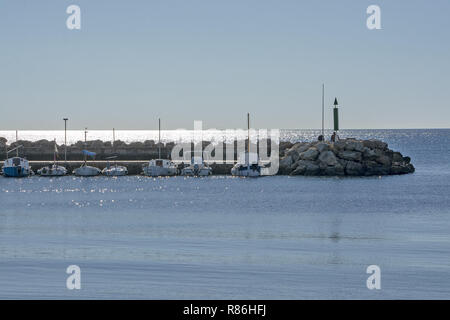 PALMA DE MAJORQUE, ESPAGNE - décembre 6, 2018 : Les petits bateaux amarrés sur une eau bleue sur la Cala Estancia pier le 6 décembre 2018 à Palma de Majorque, Banque D'Images