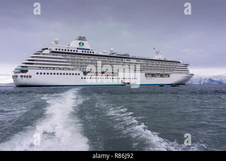 Crystal Serenity à Pond Inlet Island Northwest passage Banque D'Images