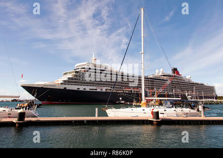 MV Reine Elizabeth à Tahiti Banque D'Images