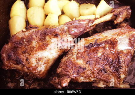 La jambe de l'agneau rôti avec des pommes de terre et les épices méditerranéennes dans la casserole. L'agneau bio rencontrez du croate île de Pag Banque D'Images