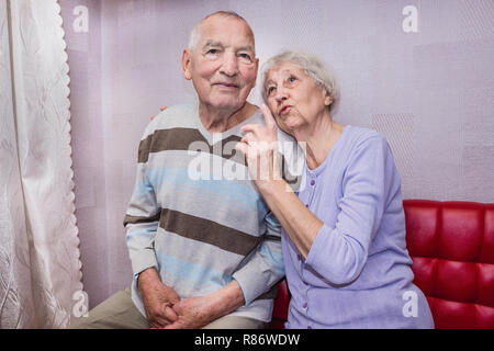 Affectueux heureux homme mature et woman embracing Banque D'Images