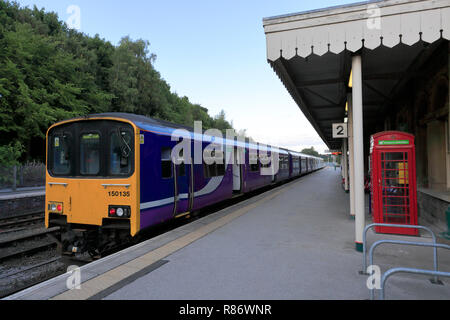 Northern Rail Train 150135 à Buxton, Gare, Parc national de Peak District, Derbyshire, Angleterre, Royaume-Uni Banque D'Images