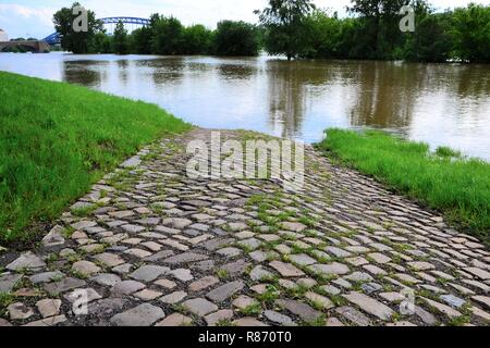 Rue inondée à l'inondation dans la ville de Magdeburg Banque D'Images