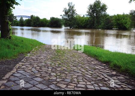 Rue inondée à l'inondation dans la ville de Magdeburg Banque D'Images