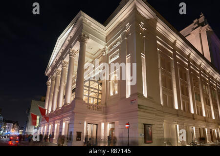 Façade et entrée de la Royal Opera House, Covent Garden, Londres la nuit. Banque D'Images