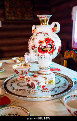 Cérémonie du thé russe Samovar avec debout sur la table Banque D'Images