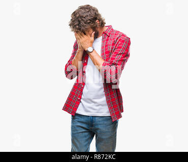 Beau modèle hispanique homme sur fond isolé avec expression triste couvrant le visage avec les mains en pleurant. Concept de dépression. Banque D'Images