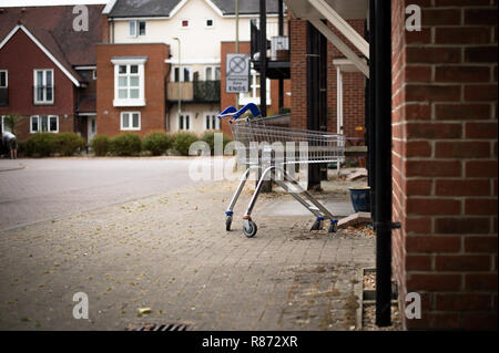 Chariot d'achat abandonné dans la ville de Petersfield Hampshire afflent Banque D'Images