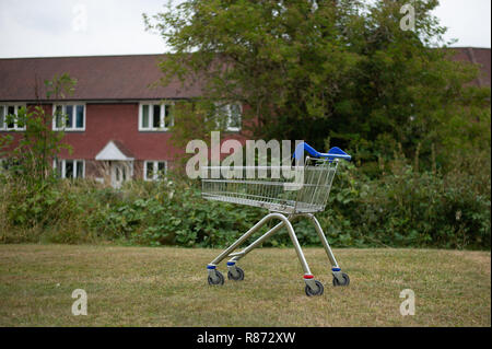 Chariot d'achat abandonné dans la ville de Petersfield Hampshire afflent Banque D'Images