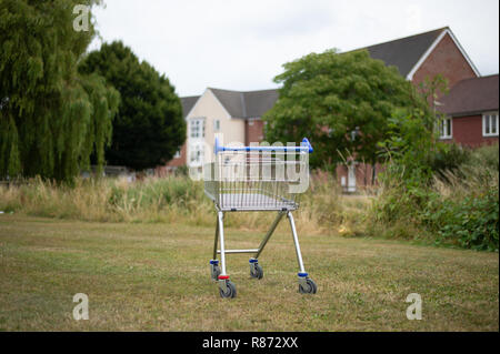 Chariot d'achat abandonné dans la ville de Petersfield Hampshire afflent Banque D'Images