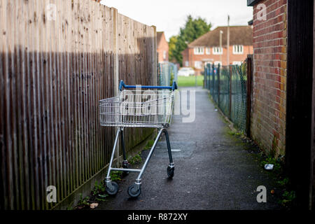 Chariot d'achat abandonné dans la ville de Petersfield Hampshire afflent Banque D'Images