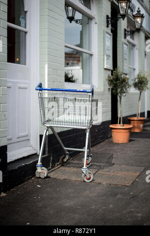 Chariot d'achat abandonné dans la ville de Petersfield Hampshire afflent Banque D'Images