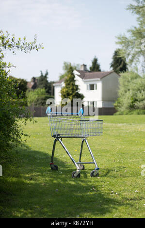 Chariot d'achat abandonné dans la ville de Petersfield Hampshire afflent Banque D'Images