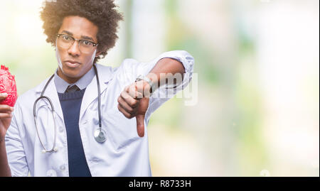 Médecin cardiologue african american man sur fond isolé avec visage en colère, signe négatif montrant non avec vers le bas, le rejet de la notion Banque D'Images