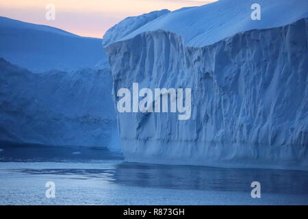 Eisberge Ilulissat Abend am Abend Gegen die blauen dans Eis-Giganten verschwinden der Nacht der kommenden Blue Hour. Hier die Abbruchkante. Banque D'Images