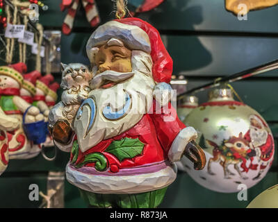 Un père noël sculpté dans le bois smiling Banque D'Images