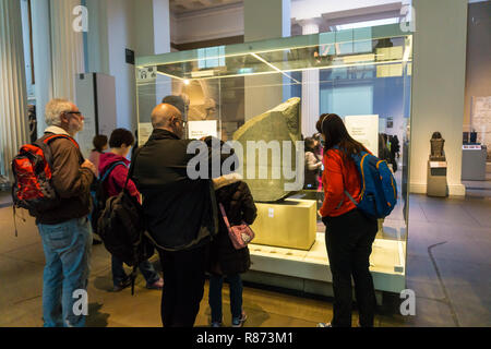 Les visiteurs à la recherche de la pierre de Rosette au British Museum. Banque D'Images