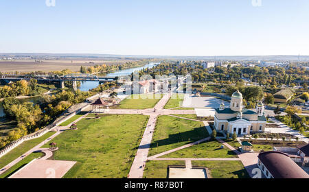 Vue aérienne de la cathédrale orthodoxe, les soldats de pont, avec la ville de Bendery sur la rivière Dniestr, la Transnistrie, République de Moldova officiellement Banque D'Images