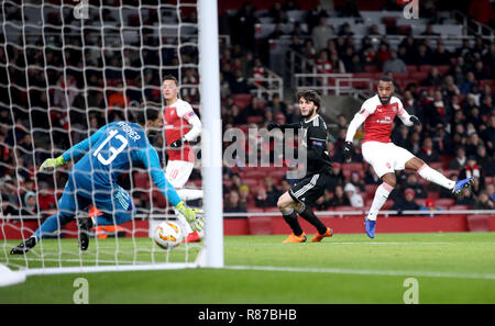 Alexandre Lacazette d'Arsenal (à droite) du côté marque son premier but du jeu au cours de l'UEFA Europa League, groupe E match à l'Emirates Stadium, Londres. Banque D'Images