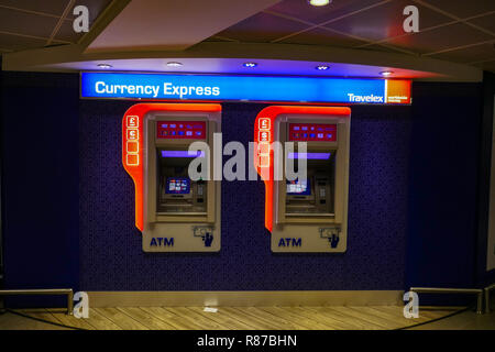 Travelex Currency Express distributeur automatique de billets à l'aéroport de Manchester, Manchester, Angleterre, RU Banque D'Images