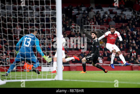 Alexandre Lacazette d'Arsenal (à droite) du côté marque son premier but du jeu au cours de l'UEFA Europa League, groupe E match à l'Emirates Stadium, Londres. Banque D'Images