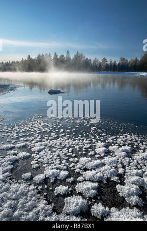 Kiveskoski River en hiver Kuusamo, Finlande Banque D'Images