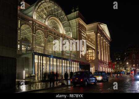 Façade et entrée de la Royal Opera House, Covent Garden, Londres la nuit. Banque D'Images