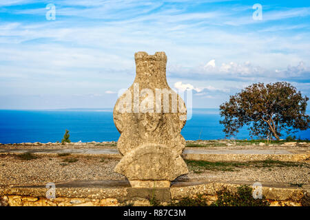 La pierre ancienne artéfact à Vouni palace, Guzelyurt, Chypre du Nord Banque D'Images