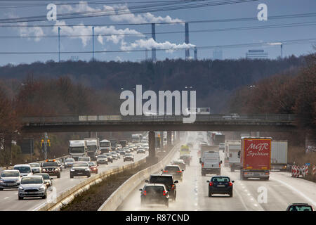 L'autoroute A3 entre Opladen et Leverkusen, le temps pluvieux, l'automne, la circulation lourde, derrière la toile les centres Chempark Leverkusen, Allemagne Banque D'Images
