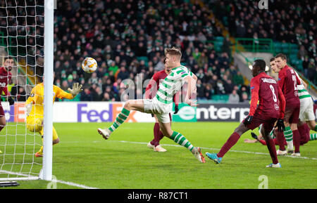 Kristoffer Celtic les pousses Ajer large au cours de l'UEFA Europa League, groupe B match au Celtic Park, Glasgow. Banque D'Images