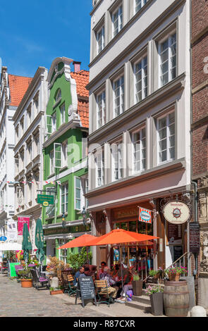 Cafés et bars sur l'historique Deichstrasse (Deichstraße) dans l'Altstadt (vieille ville), Hambourg, Allemagne Banque D'Images