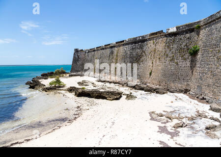 Blanc-jaune vide sand sea beach, Fort San Sebastian (Sao Sebastiao), l'île de Mozambique (Ilha de Mocambique), de l'océan Indien. L'Afrique de l'est portugaise. Banque D'Images