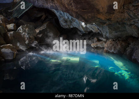 Grjótagjá, une petite grotte de lave près du lac Mývatn en Islande. Il a une source thermale à l'intérieur. Banque D'Images