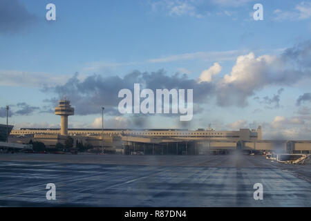 PALMA DE MAJORQUE, ESPAGNE - 9 novembre, 2018 : tour de contrôle de la circulation aérienne à l'aéroport de Palma hiver après orage rafraîchissant sur Son San Juan airport Banque D'Images